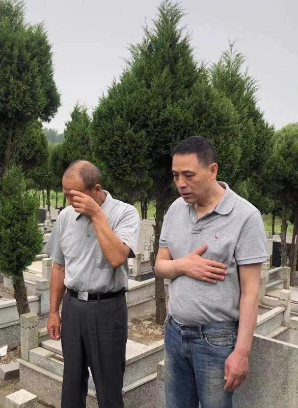 江南弃儿3岁被送养，60年后站在父母墓前：谁也不能再说我是野种