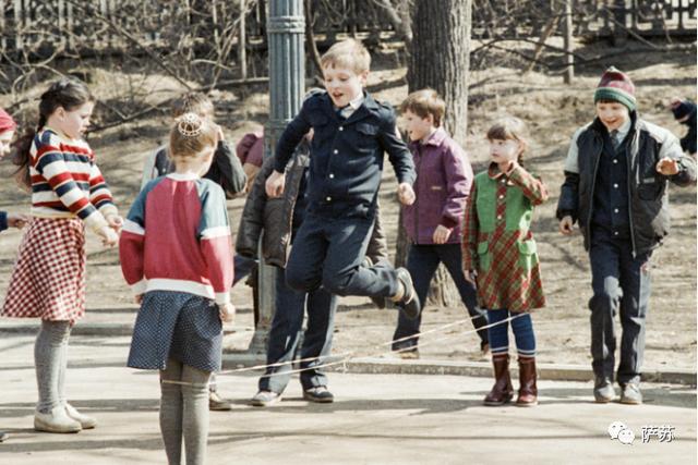 中俄两国孩子的共同记忆：跳皮筋跳大绳，到底是谁教的教？